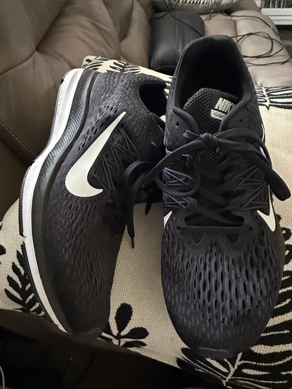 Nike Men's Black and White Athletic Running Shoes